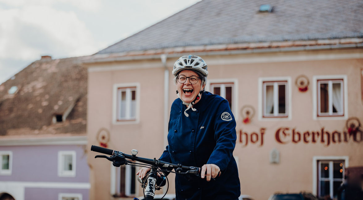Ilse am Fahrrad vorm Gasthof